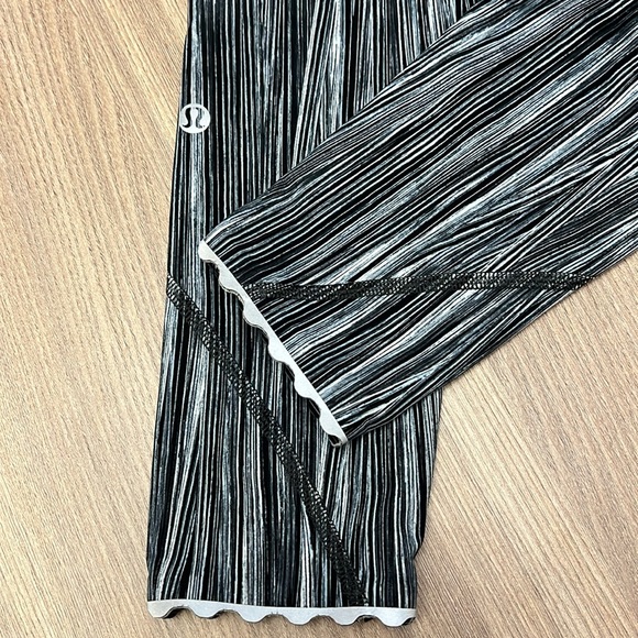 Lululemon Tight Stuff Tight II 22” in Low Tide Alpine White Black Legging Size 4 - Picture 6 of 7